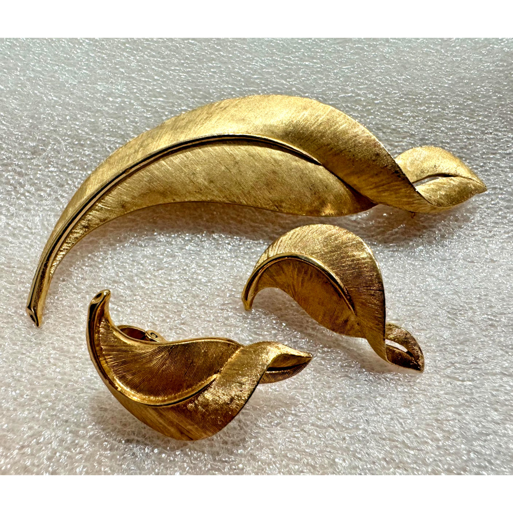 Vintage Crown Trifari Brushed Gold Tone Leaf Brooch Pin Earrings Set